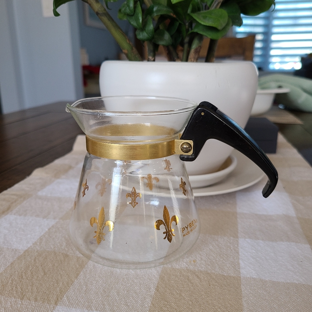 Pyrex Fleur-de-lis milk carafe small
